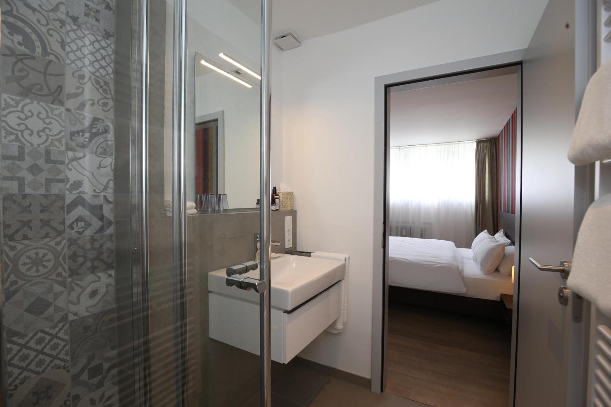 Hotel Faehrhaus Km734 Düsseldorf Oda fotoğraf