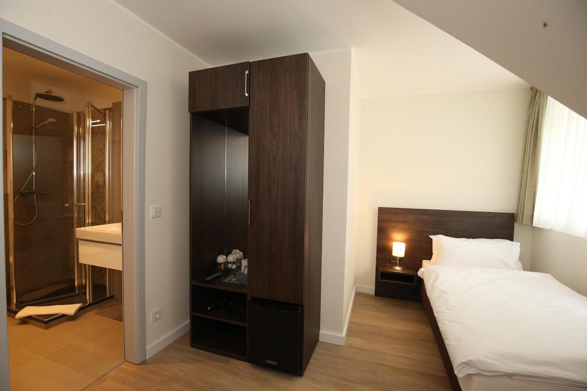 Hotel Faehrhaus Km734 Düsseldorf Oda fotoğraf