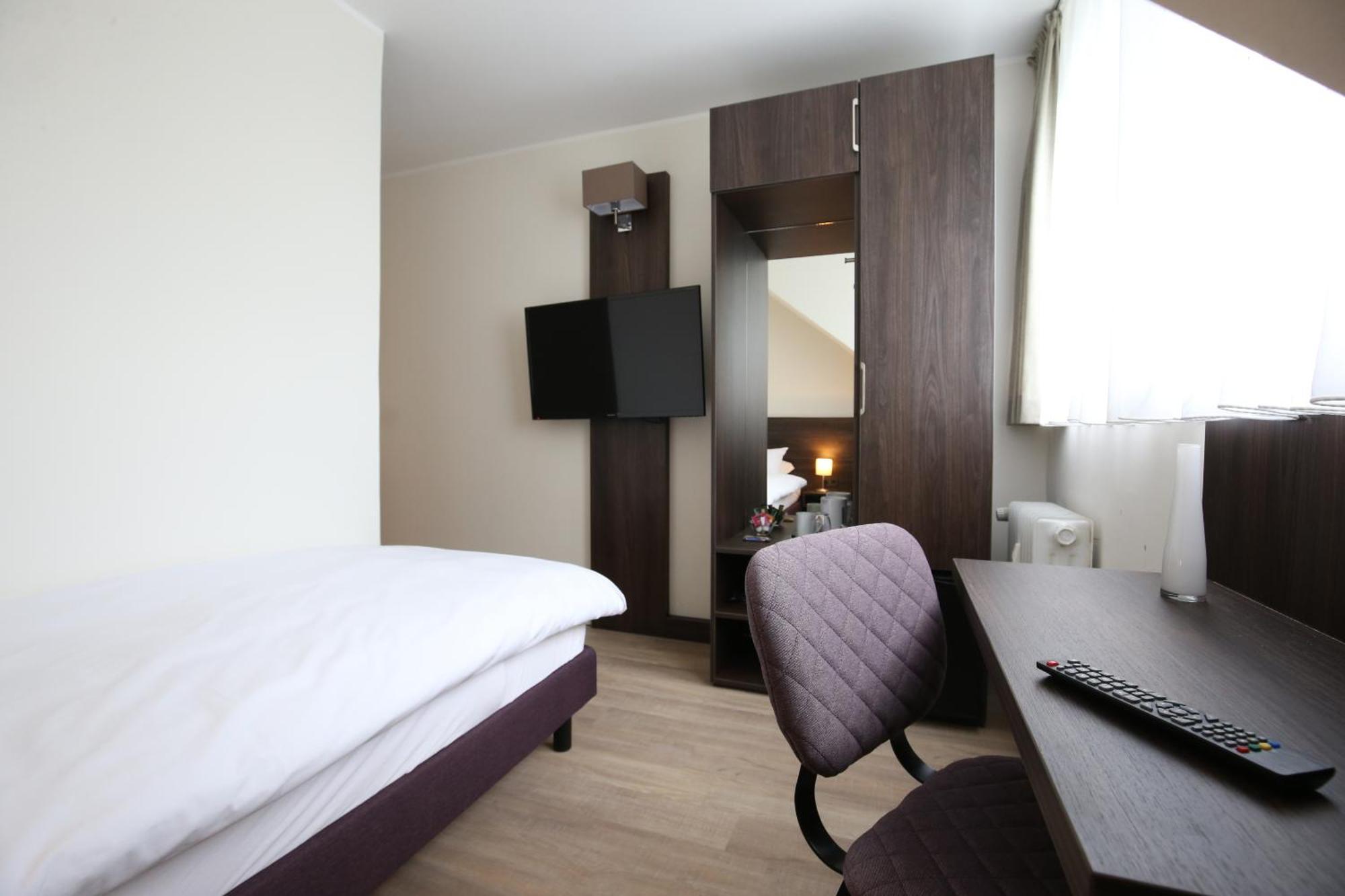 Hotel Faehrhaus Km734 Düsseldorf Oda fotoğraf