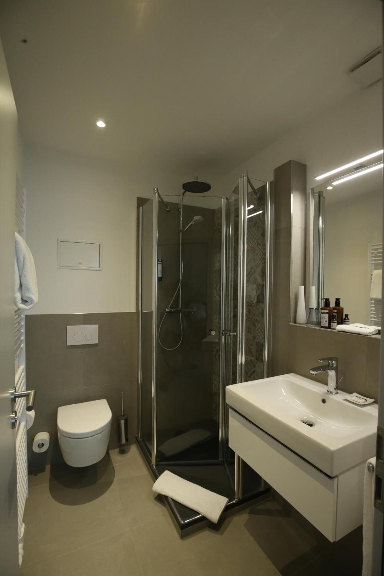 Hotel Faehrhaus Km734 Düsseldorf Oda fotoğraf