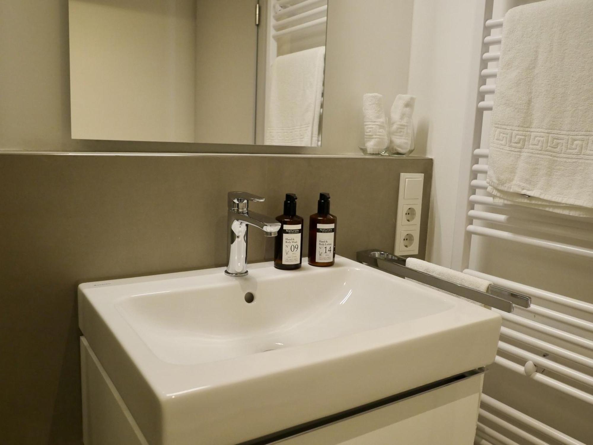Hotel Faehrhaus Km734 Düsseldorf Oda fotoğraf